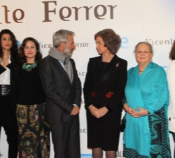 Su Majestad la Reina conversa con Imanol Arias, momentos antes de la proyección de la película "Vicente Ferrer"